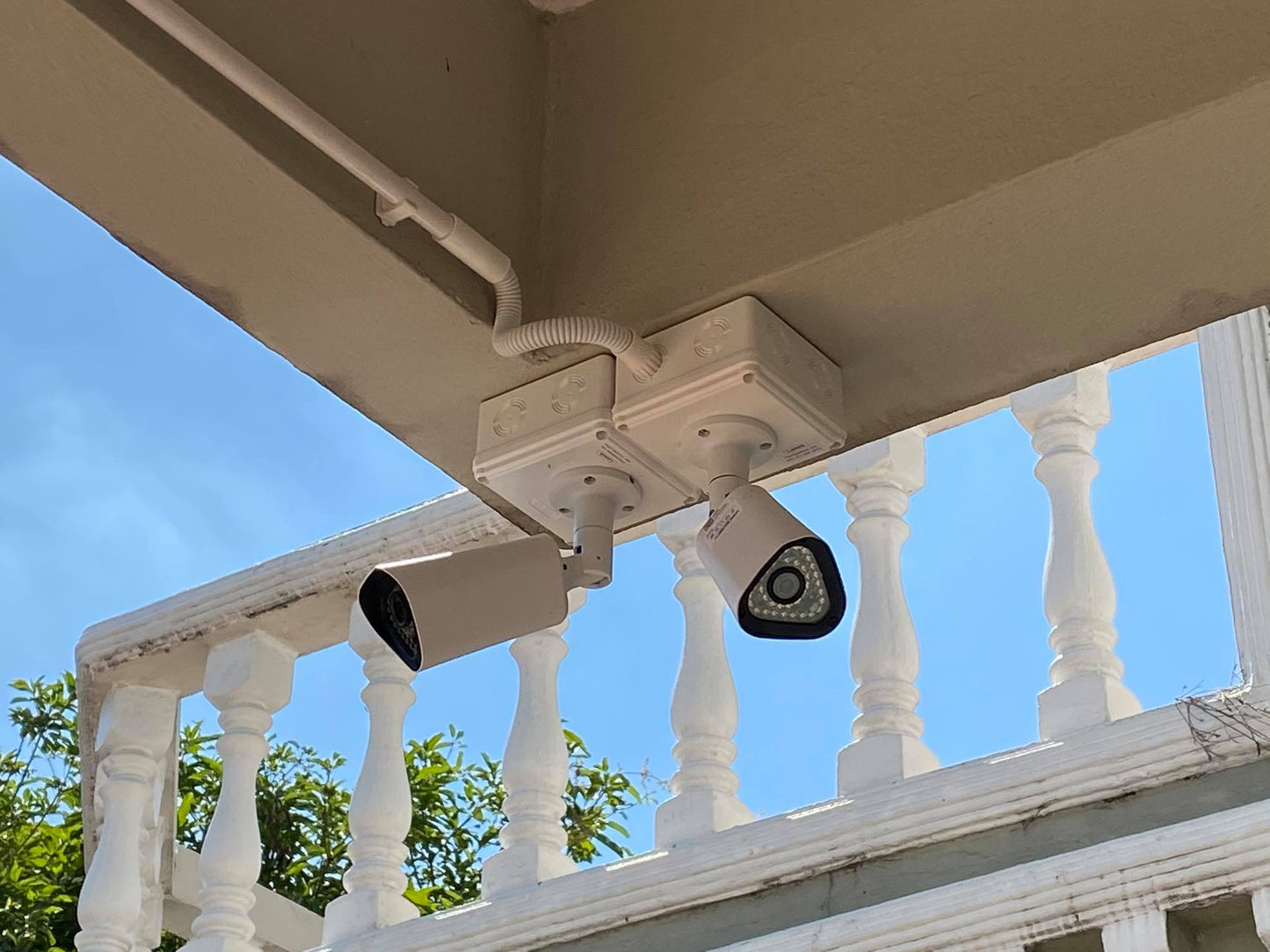 AR4 Outdoor Bullet Camera - White, AI Detection, Night Vision